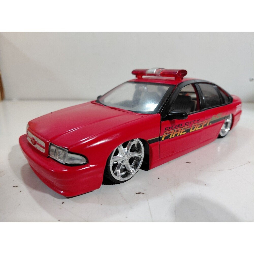 Jada Dub City 1:24 Die Cast 1996 Chevrolet Impala SS Fire Department Car